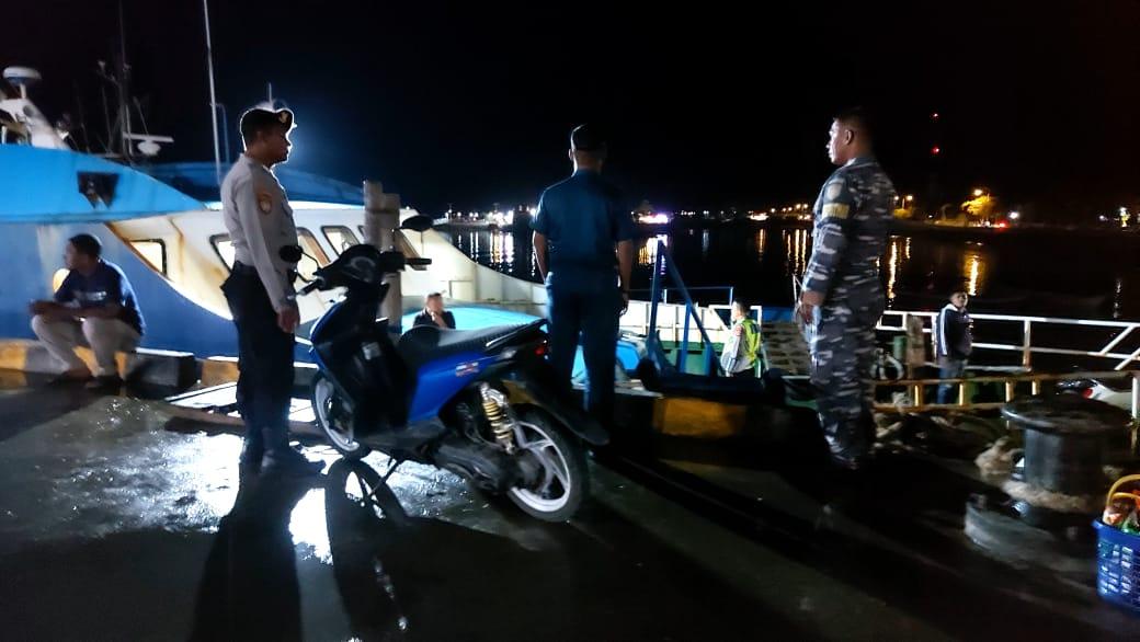 Personel Pos PAM Pelabuhan Wanci pengamanan Keberangkatan KM Satria 99 pada Arus Balik Lebaran